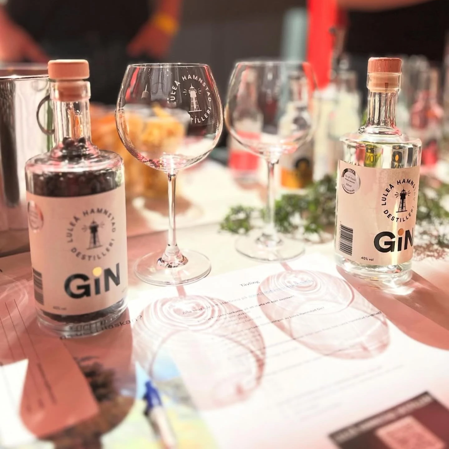 Luleå Hamnstad Gin elegant uppställd på bord
